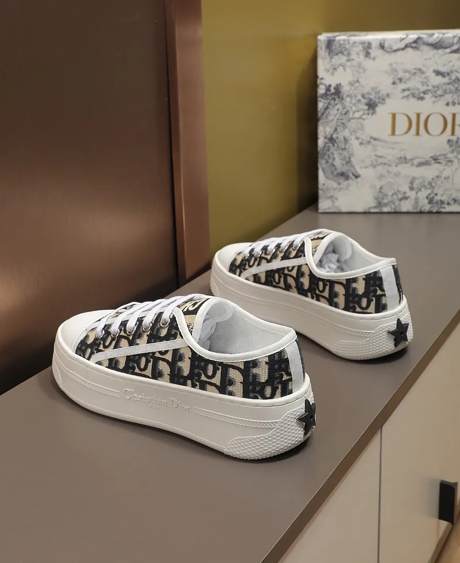 👟👟Ex-factory price 440👟👟 DIOR Dior's new thick-soled sports white shoes, electro-embroidered fabric, embroidered letters, breathable mesh lining, sheepskin for foot pads, lightweight outsole. Size: 35-40 (41 customized)